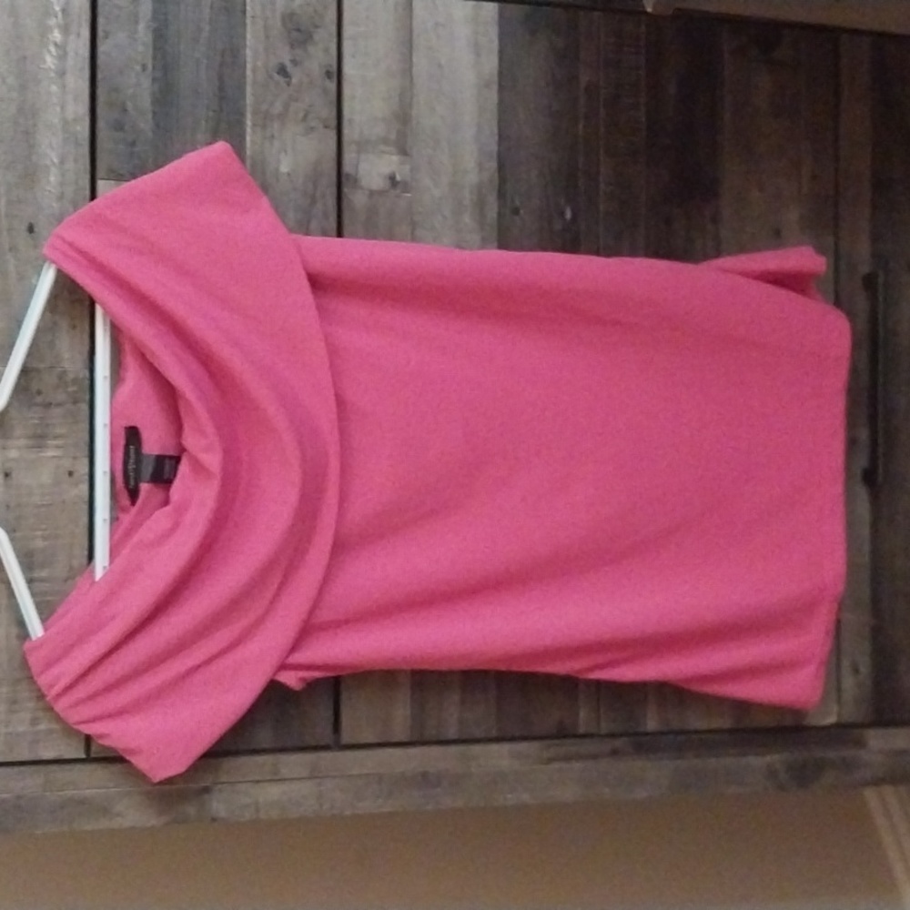 Pink of the shoulder collar shirt